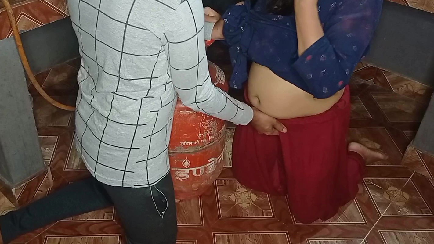 Gas Cylinder Ke sath-sath Pyashi Bhabhi Ki Chut Ki Problem Thik Ki, kitchan me Chod Dala.