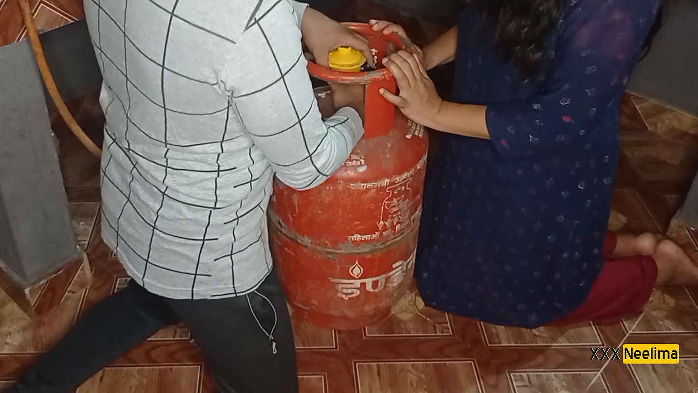 Gas Cylinder Ke sath-sath Pyashi Bhabhi Ki Chut Ki Problem Thik Ki, kitchan me Chod Dala.