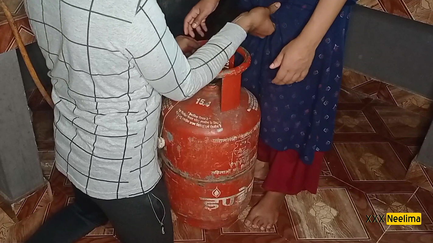 Gas Cylinder Ke sath-sath Pyashi Bhabhi Ki Chut Ki Problem Thik Ki, kitchan me Chod Dala.