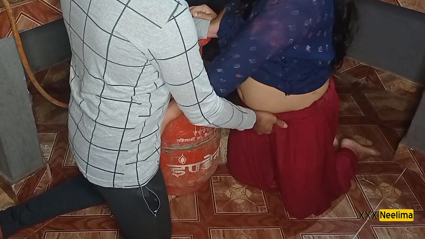 Gas Cylinder Ke sath-sath Pyashi Bhabhi Ki Chut Ki Problem Thik Ki, kitchan me Chod Dala.