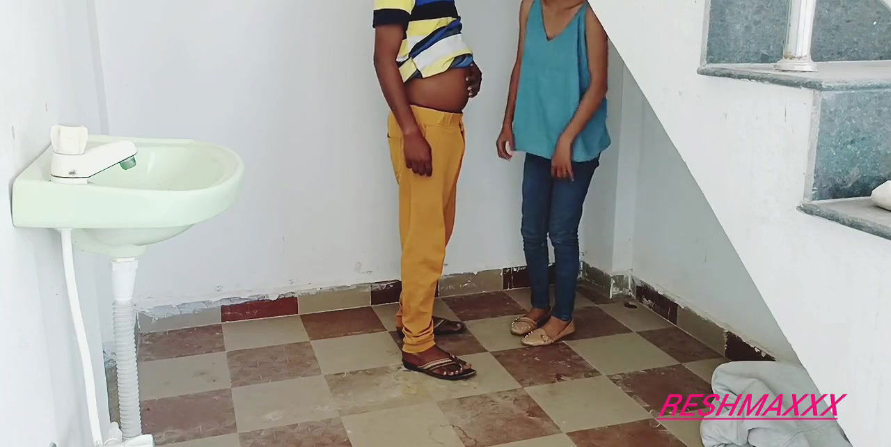 Ghar me sab log the fir bhi chudai kar hi liye.