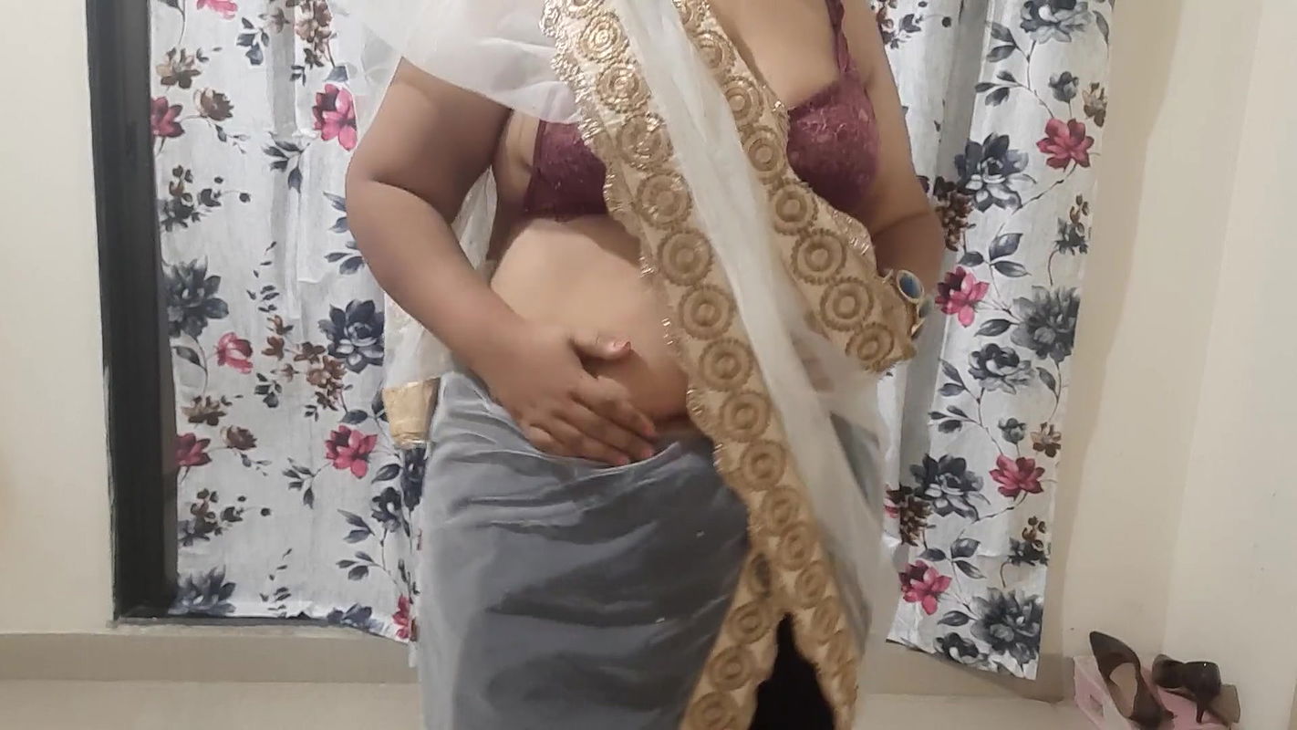 HOT AND NAUGHTY INDIAN BHABHI READY FOR A PARTY.