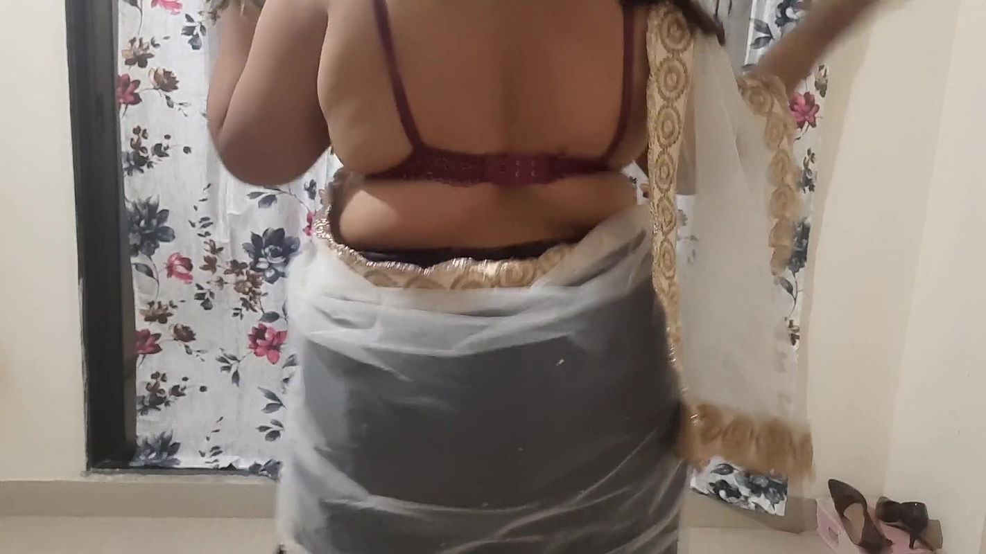 HOT AND NAUGHTY INDIAN BHABHI READY FOR A PARTY.