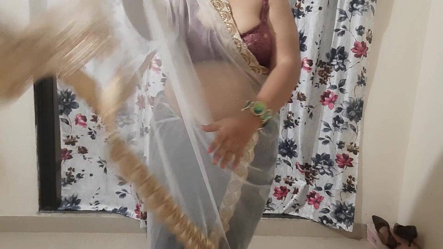 HOT AND NAUGHTY INDIAN BHABHI READY FOR A PARTY.