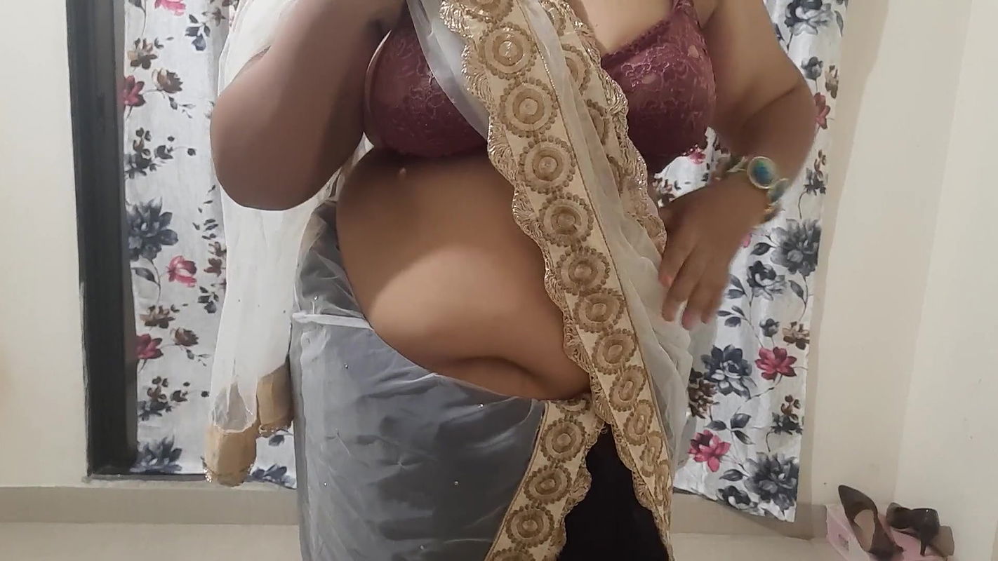 HOT AND NAUGHTY INDIAN BHABHI READY FOR A PARTY.