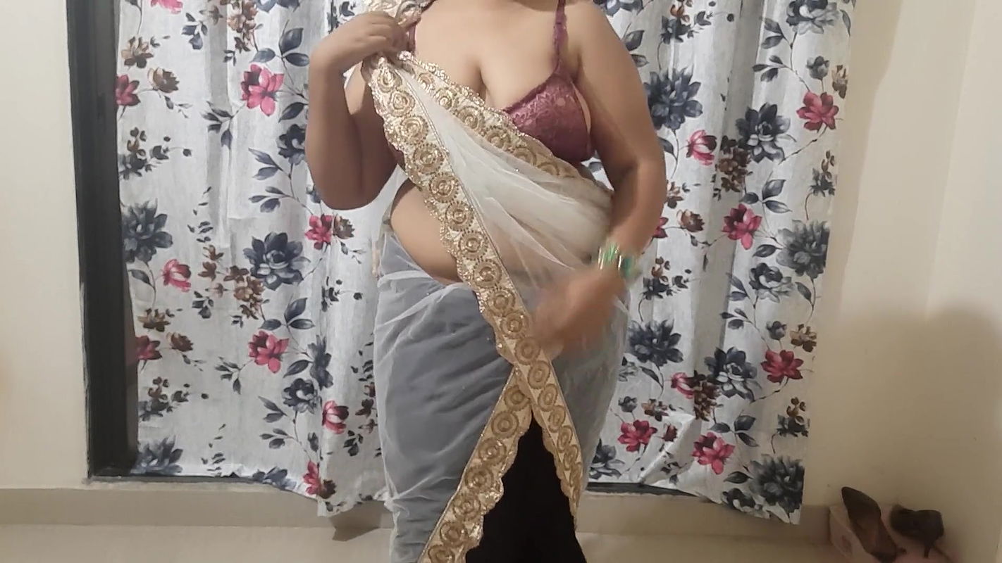 HOT AND NAUGHTY INDIAN BHABHI READY FOR A PARTY.