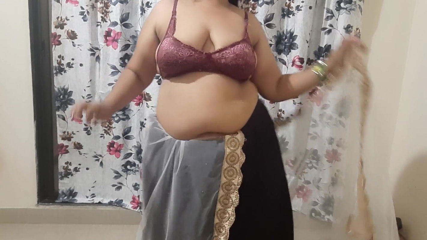 HOT AND NAUGHTY INDIAN BHABHI READY FOR A PARTY.