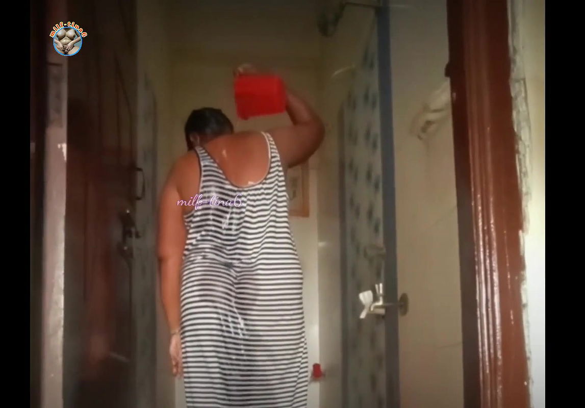 Hot Bengali bhabhi unseen bathing nude video in bathroom.