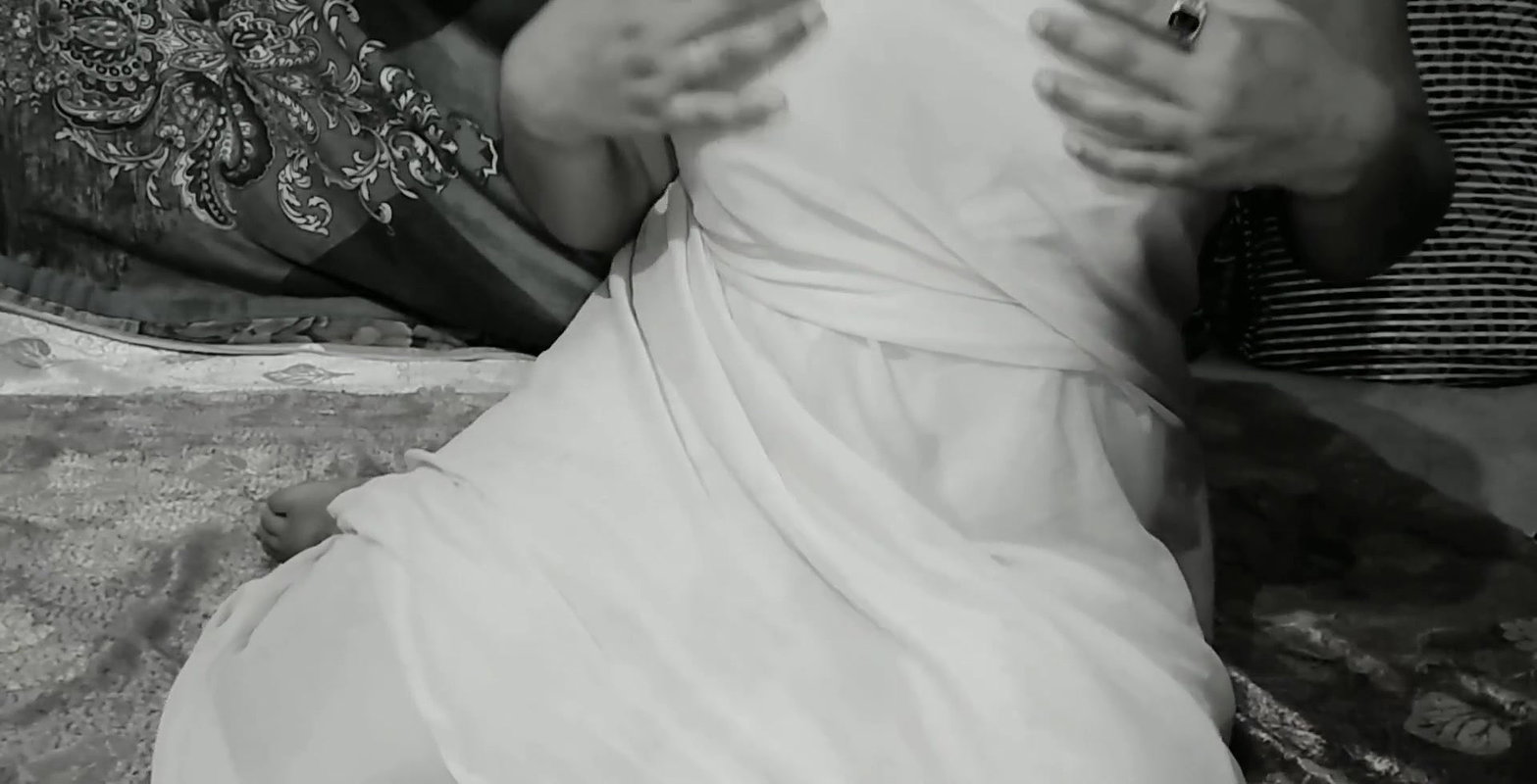 Hot bhabhi show boobs and pussy.