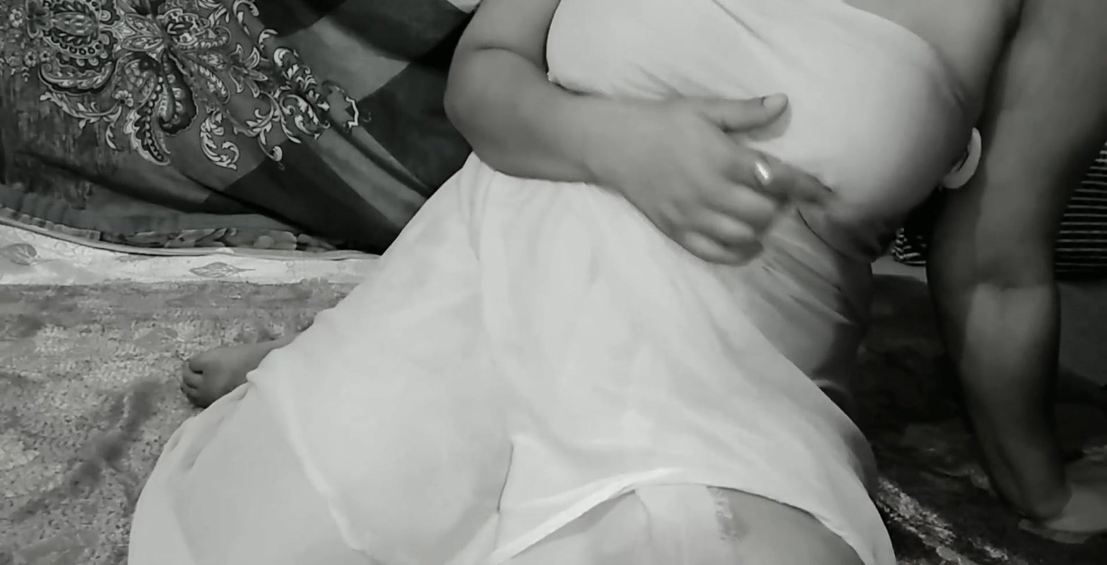 Hot bhabhi show boobs and pussy.