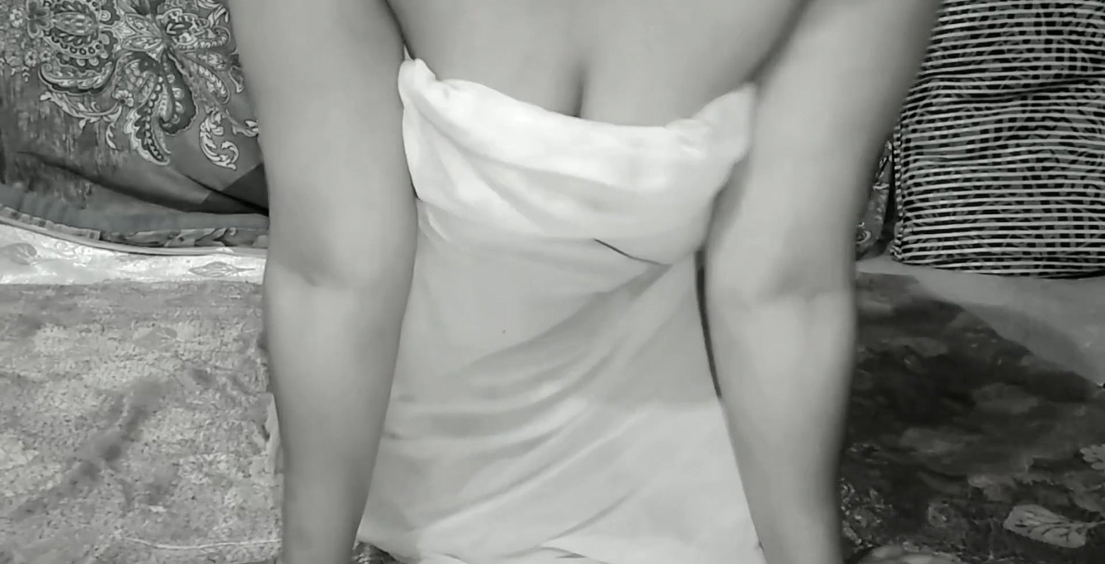 Hot bhabhi show boobs and pussy.