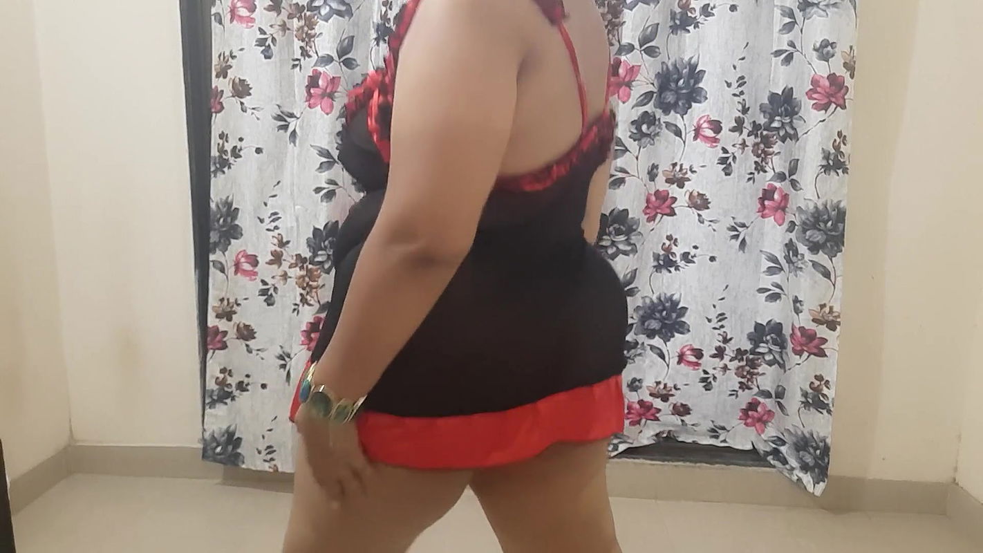 hot Indian bhabhi wearing naughty clothes and seducing her neighbour.