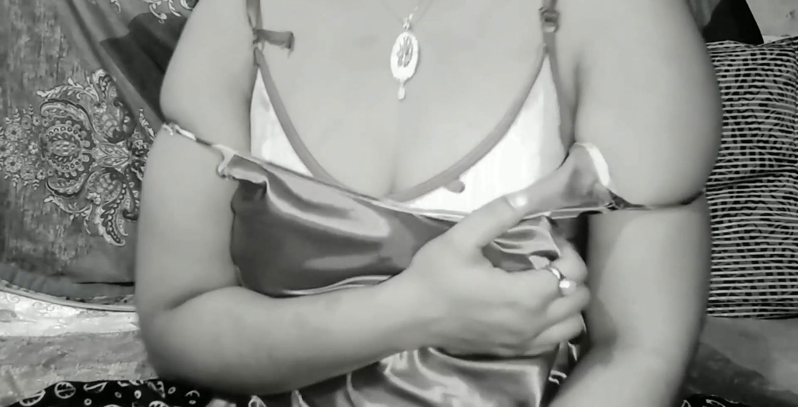 Hot mature wife show in boobs.