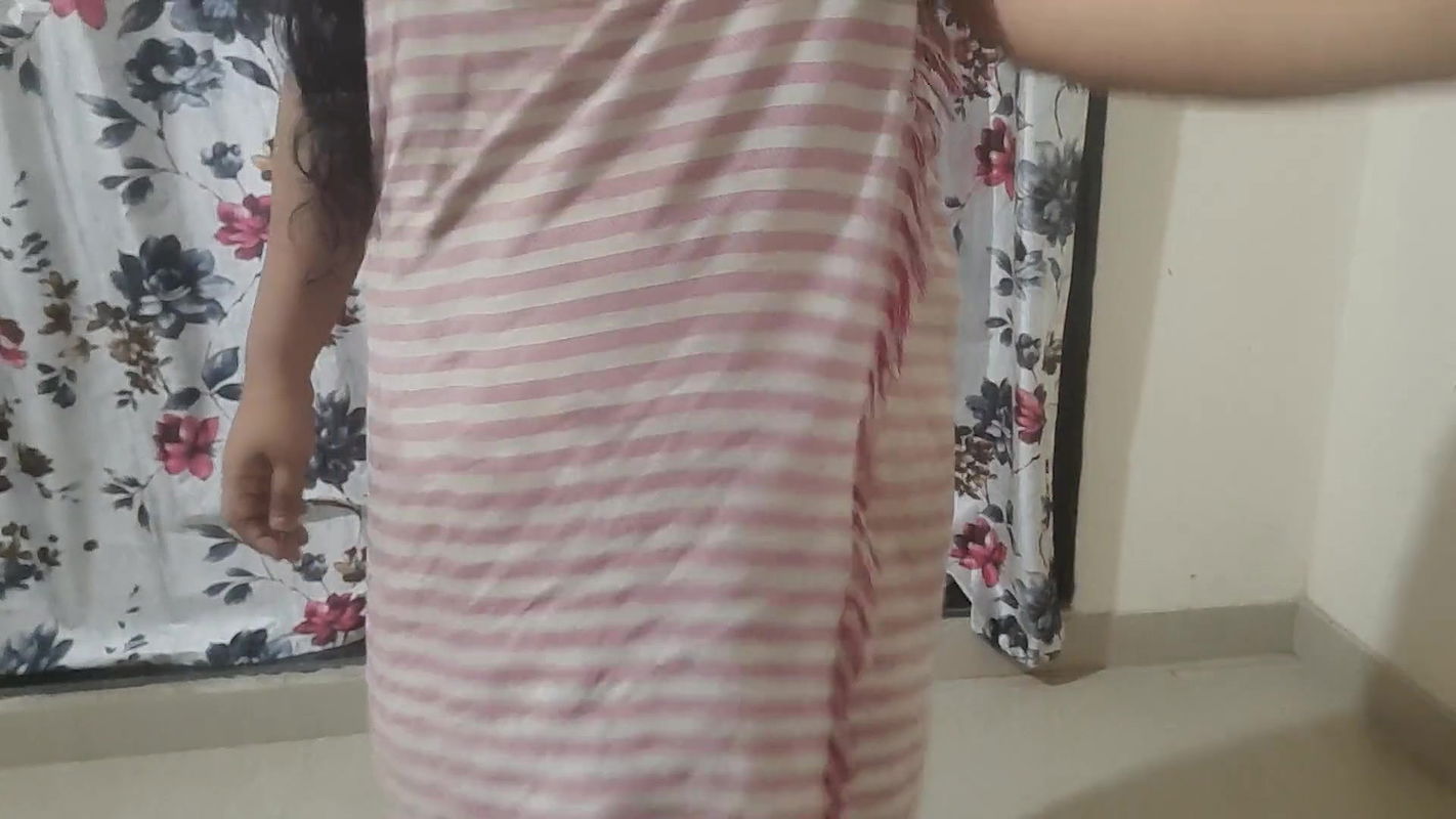 HOT NAUGHTY BHABHI IN TOWEL AFTER HER BATH.