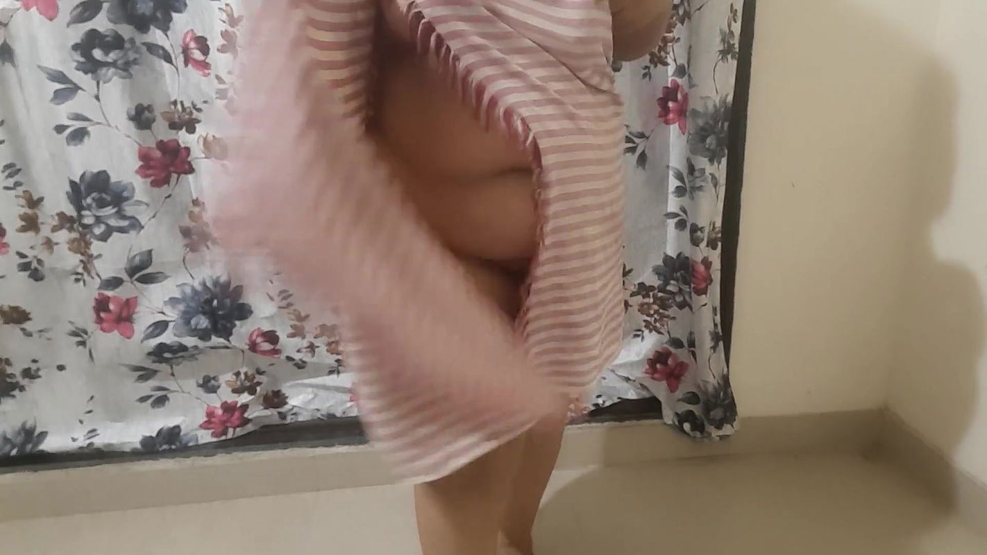 HOT NAUGHTY BHABHI IN TOWEL AFTER HER BATH.