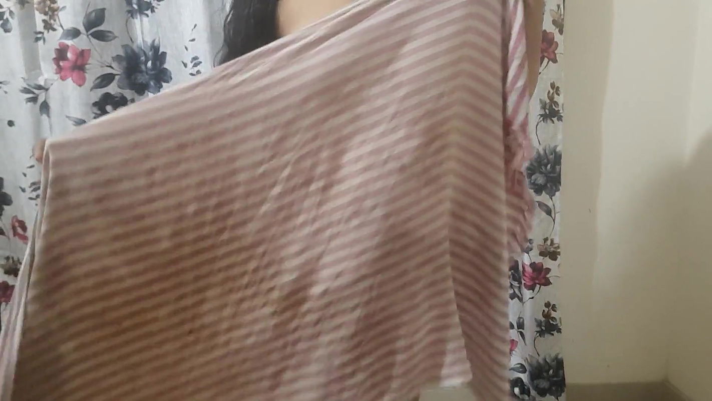 HOT NAUGHTY BHABHI IN TOWEL AFTER HER BATH.