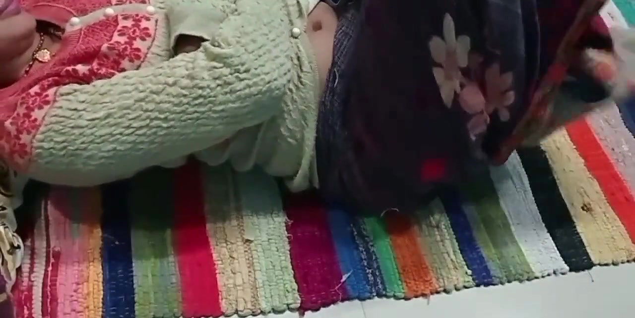 Indian Desi bhabhi ne apane sasur ko raat me bulakar apni choot chudai.