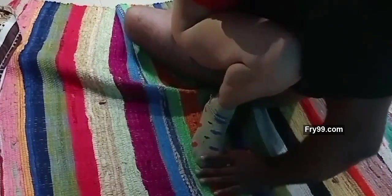 Indian Desi bhabhi ne apane sasur ko raat me bulakar apni choot chudai.