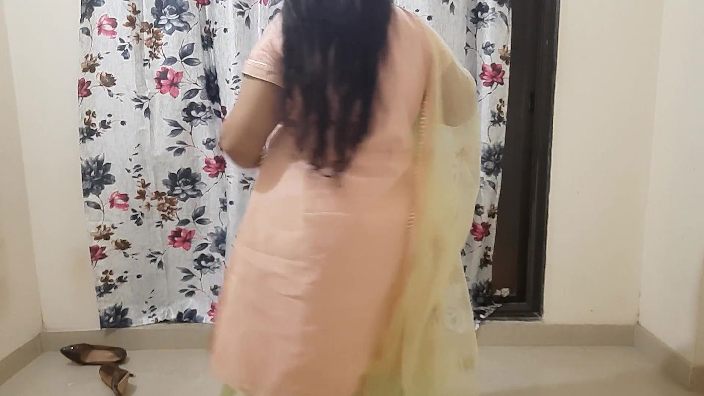 Indian horny bride getting ready for her suhagrat – hidden camera in room.