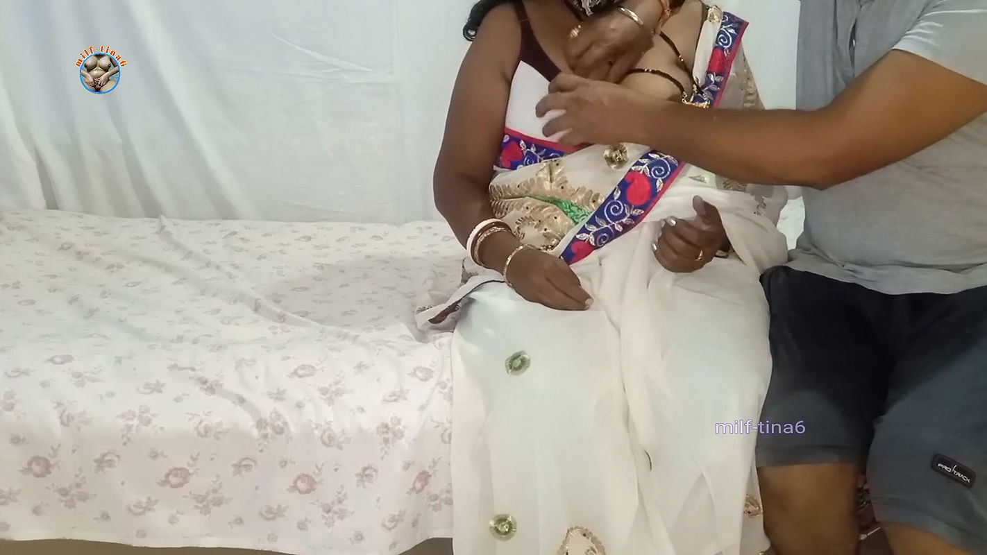 Indian hot mom hard core fucking with lover Desi hot bhabhi akeli time mein boyfriend ko bulakar chudvali.