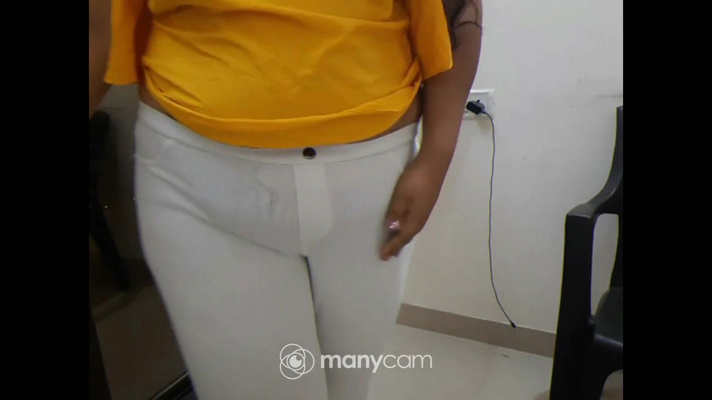 INDIAN OFFICE GIRL STRIPPING IN FRONT OF HER BOSS ON VIDEO CALL.