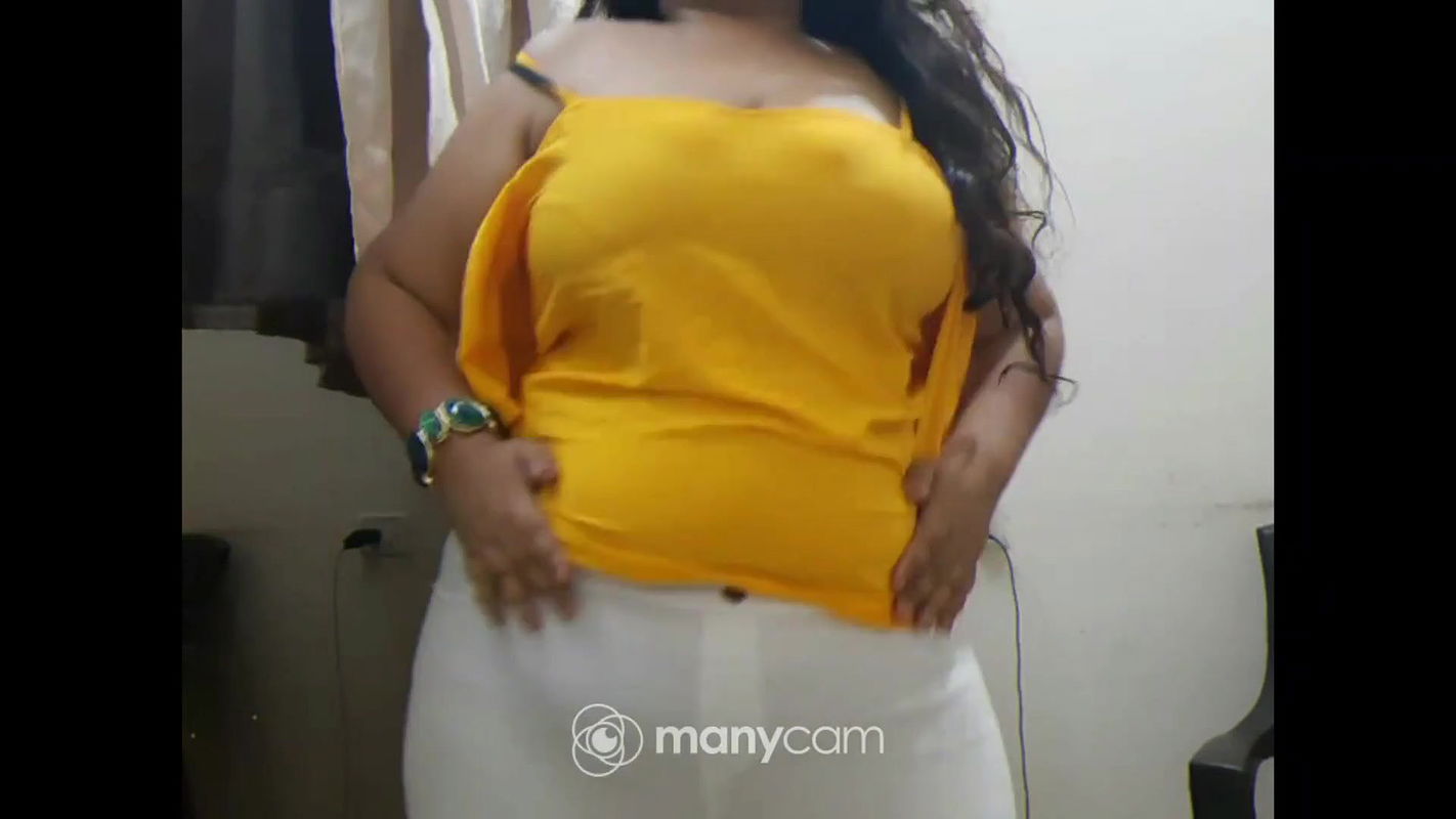 INDIAN OFFICE GIRL STRIPPING IN FRONT OF HER BOSS ON VIDEO CALL.