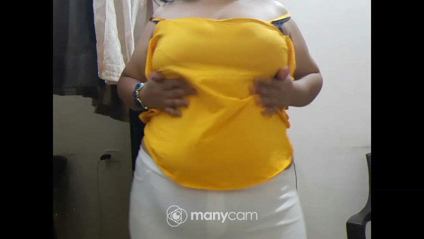INDIAN OFFICE GIRL STRIPPING IN FRONT OF HER BOSS ON VIDEO CALL.