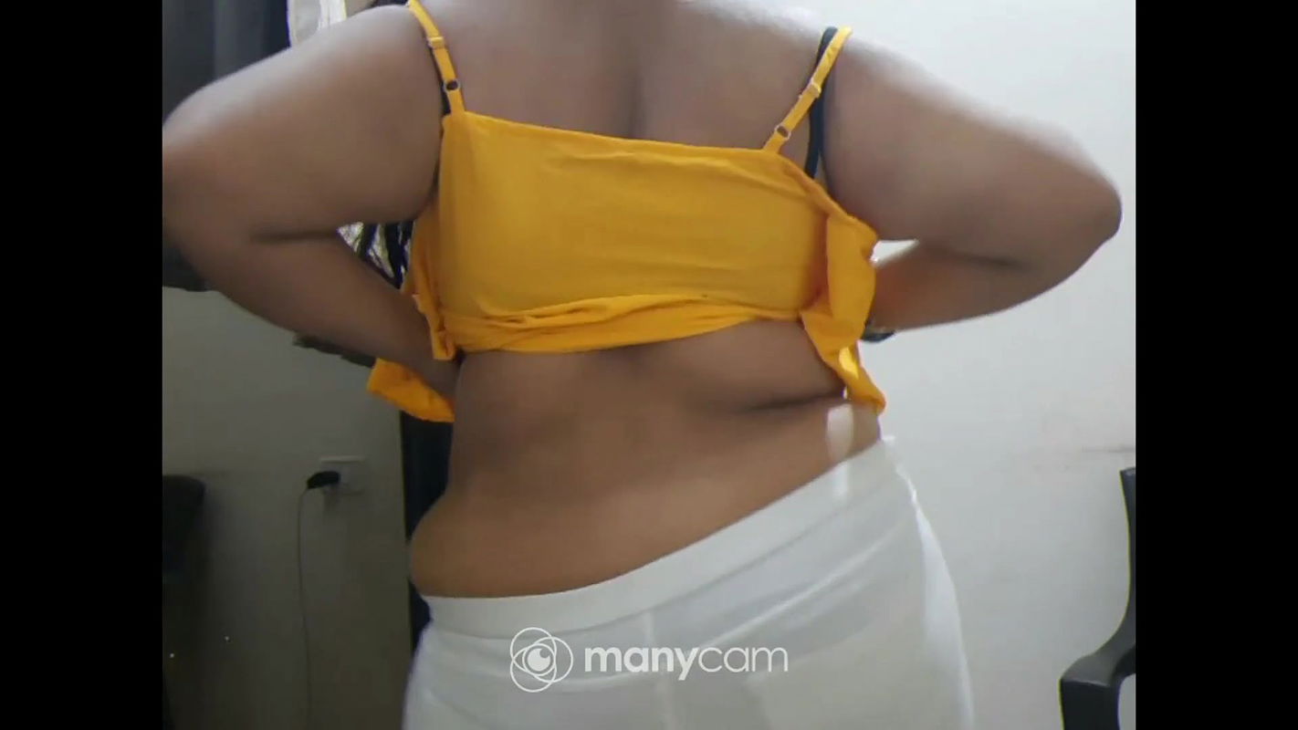 INDIAN OFFICE GIRL STRIPPING IN FRONT OF HER BOSS ON VIDEO CALL.