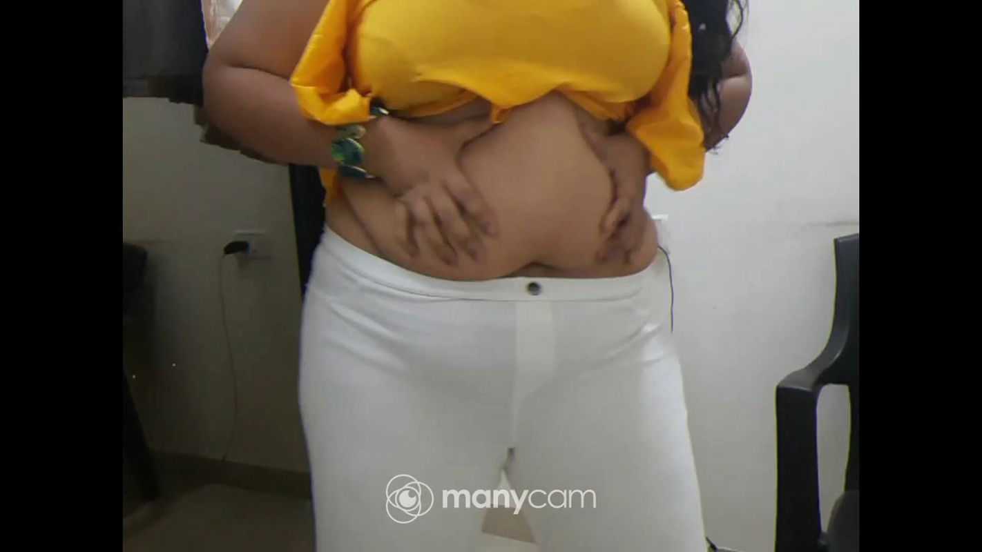 INDIAN OFFICE GIRL STRIPPING IN FRONT OF HER BOSS ON VIDEO CALL.