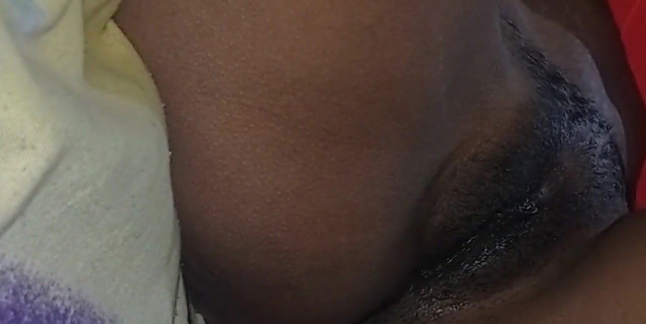 Koi nahi tha (desi bhabhi) ghar par akeli dekh padosi ne chut choudai ki.