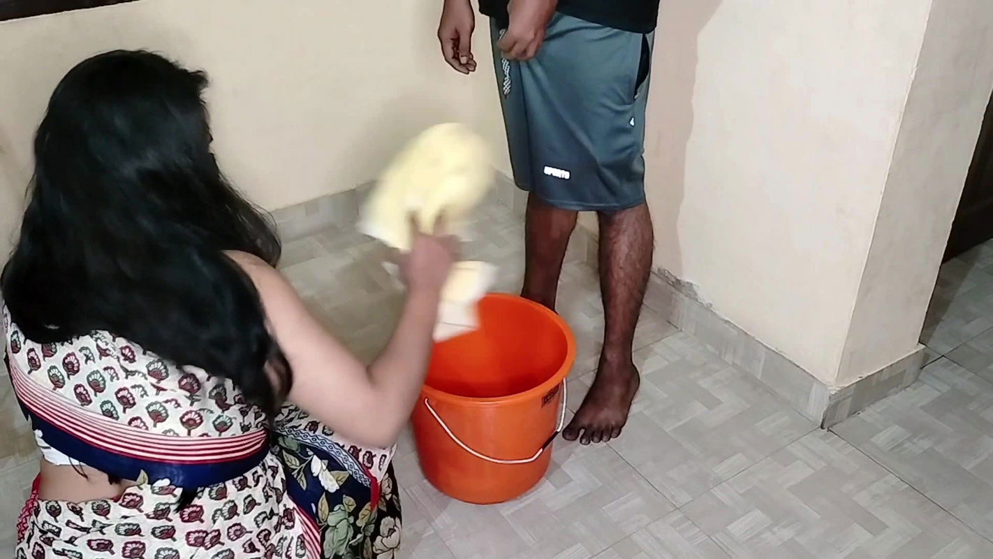 Maid floor cleaning karte samay malik uska land pe khujli hai bolke achase chut ka chudai kiya.