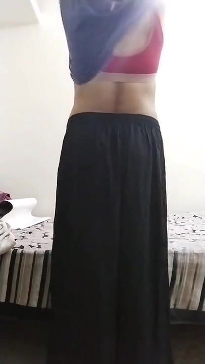 Mallu girl changing her dress showing her Ass.