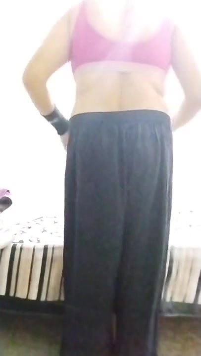Mallu girl changing her dress showing her Ass.