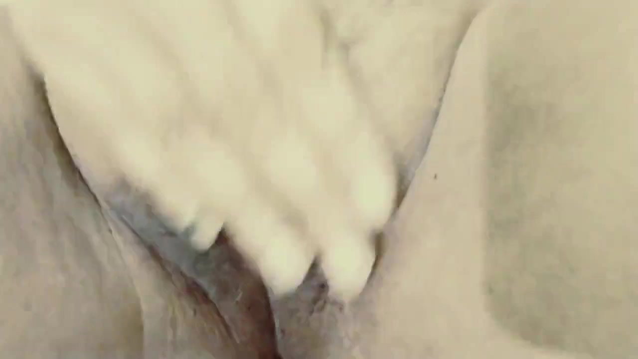 Mallu girl masturbating and showing her pussy – moaning.