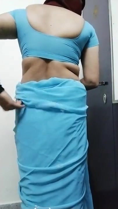 Mallu girl removing saree showing her nude Ass and Pussy.