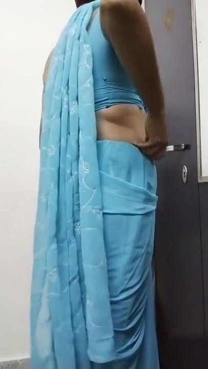 Mallu girl removing saree showing her nude Ass and Pussy.