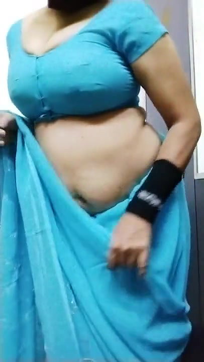 Mallu girl removing saree showing her nude Ass and Pussy.