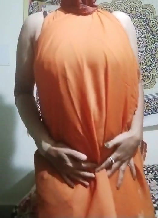 Mallu woman opening her dress.