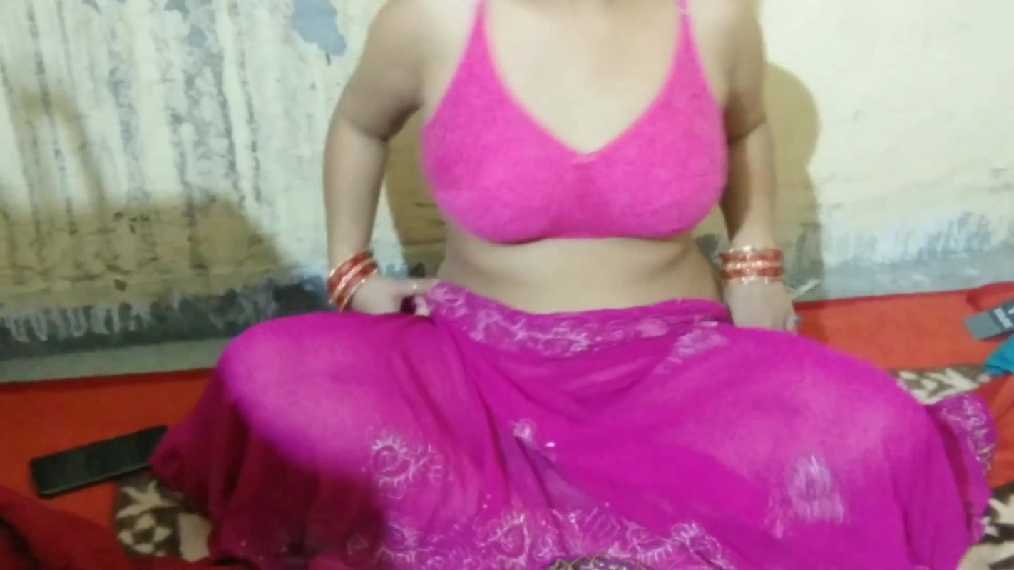 Mature bhabhi show in full body.