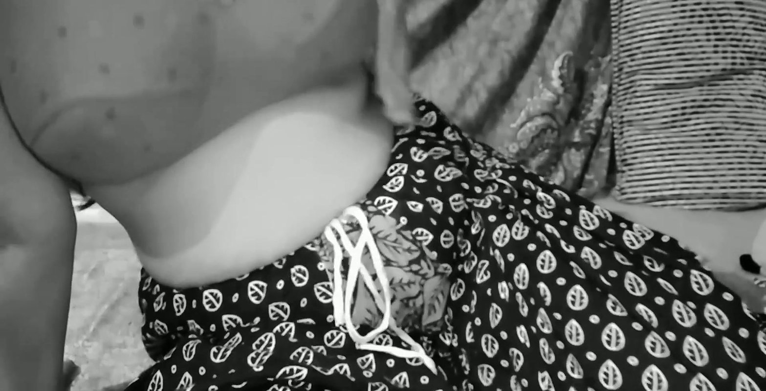 Mature girl showing in boobs.