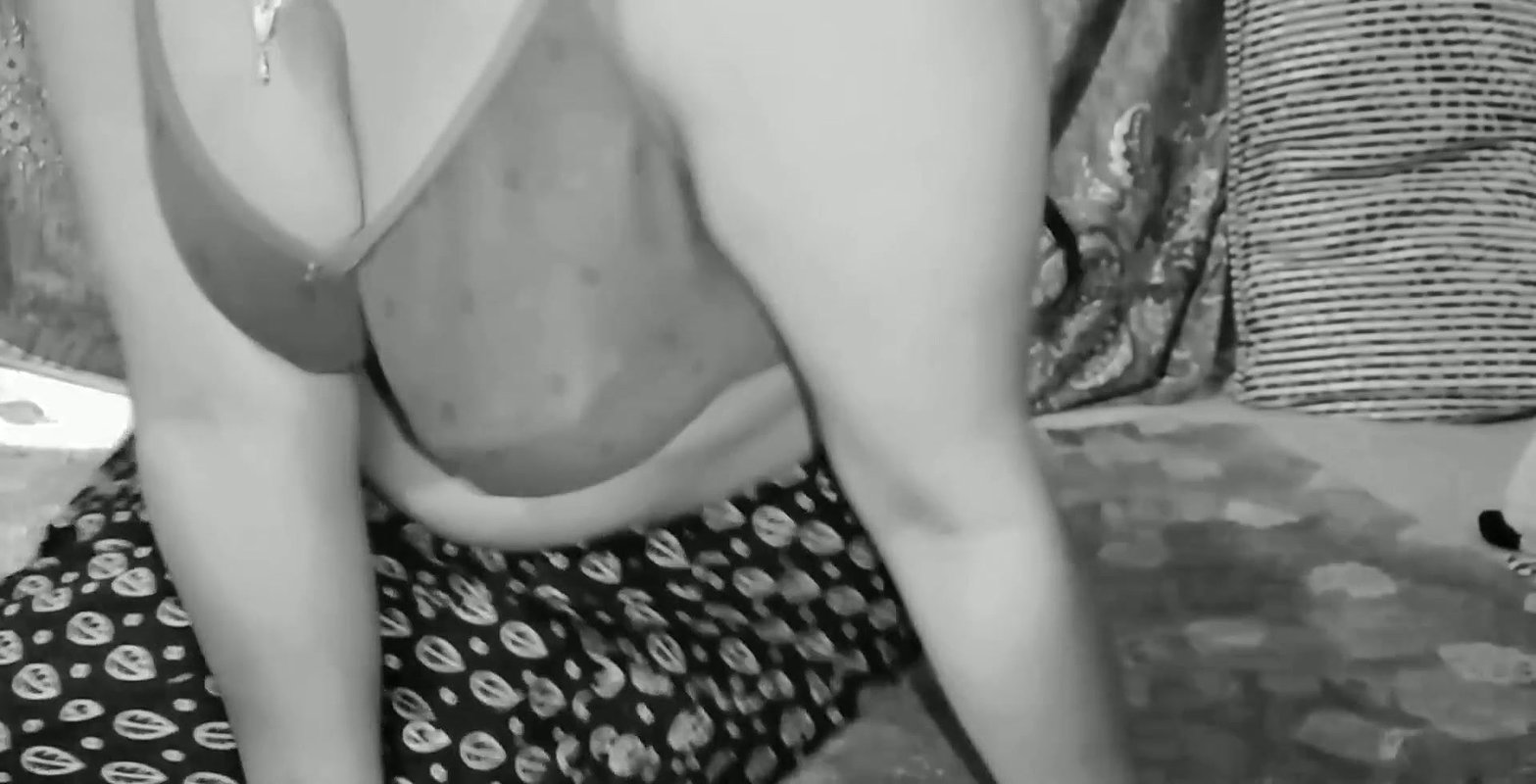 Mature girl showing in boobs.