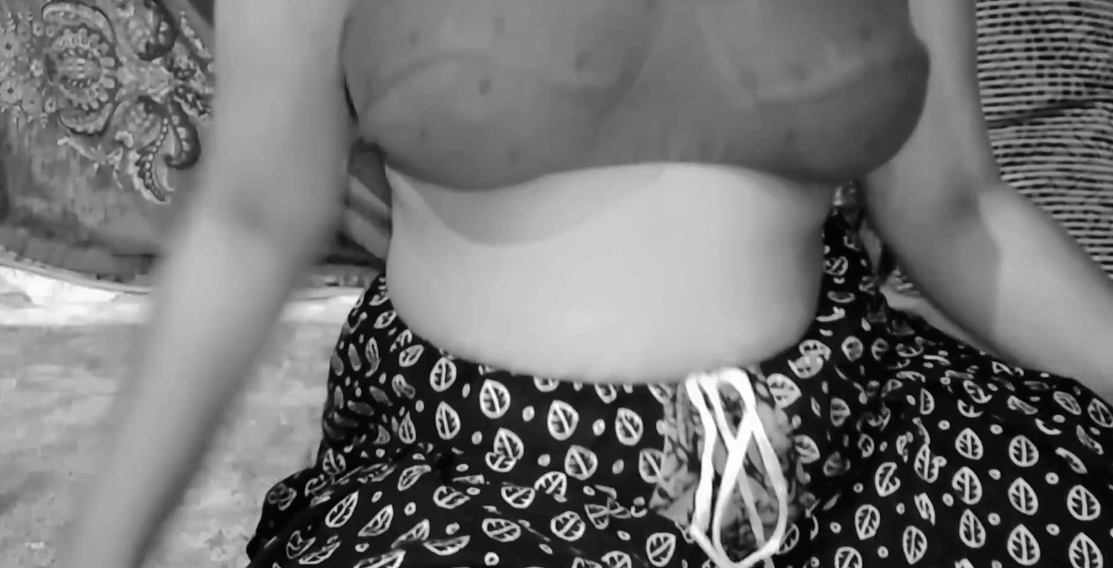 Mature girl showing in boobs.