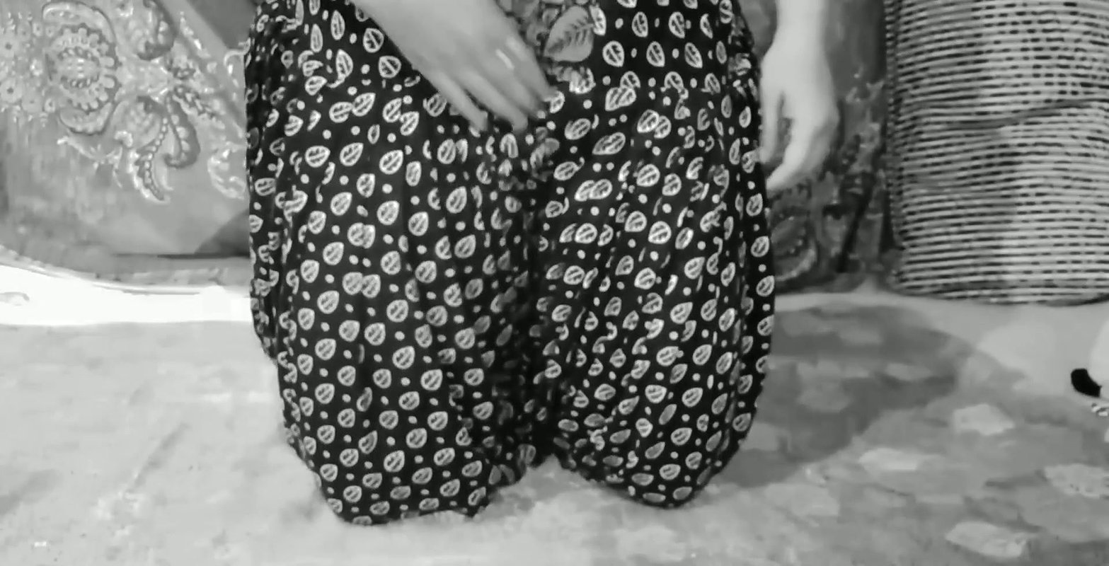 Mature girl showing in boobs.