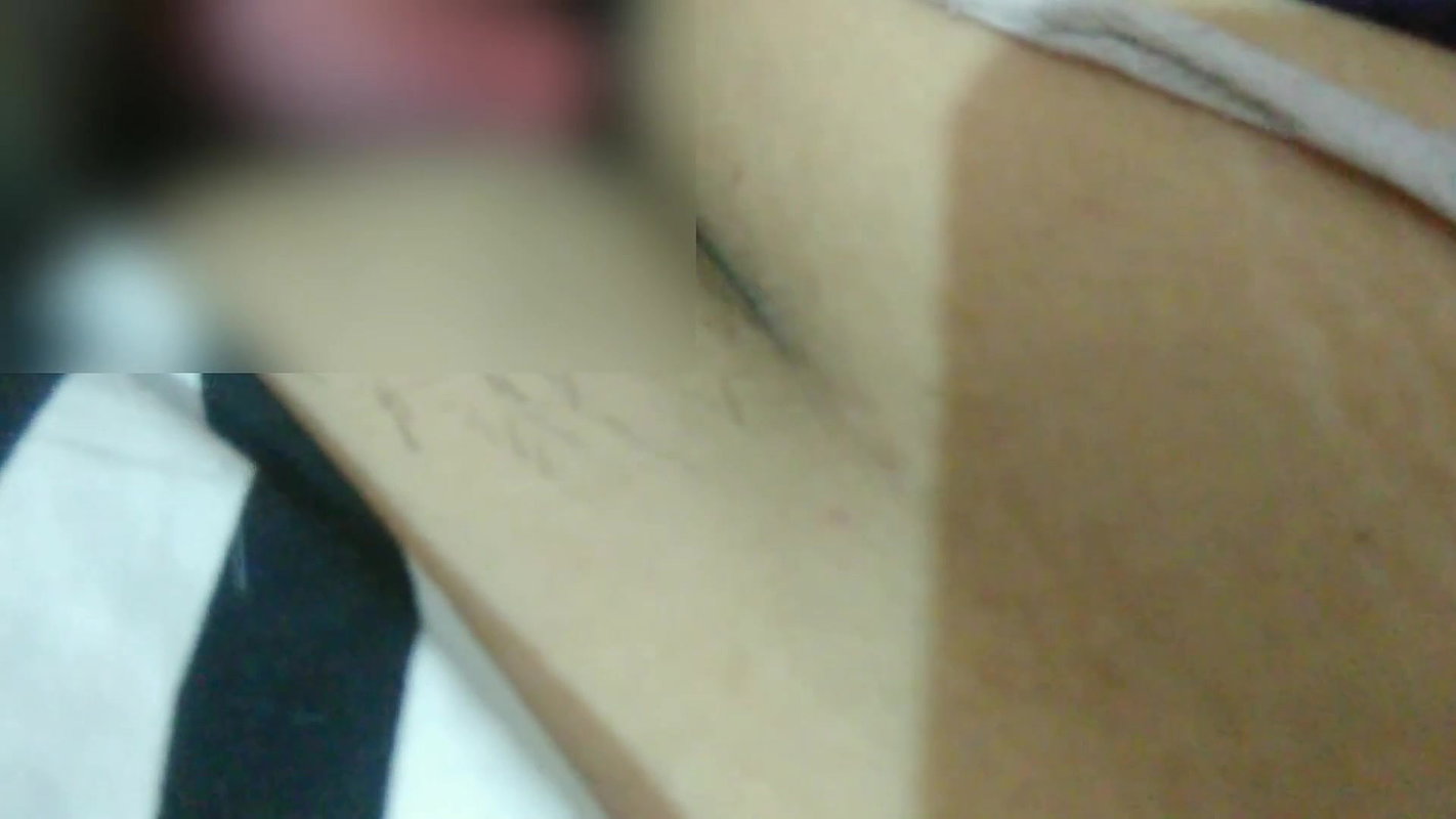 Raat ko sote waqt horney wife ka chut chata.