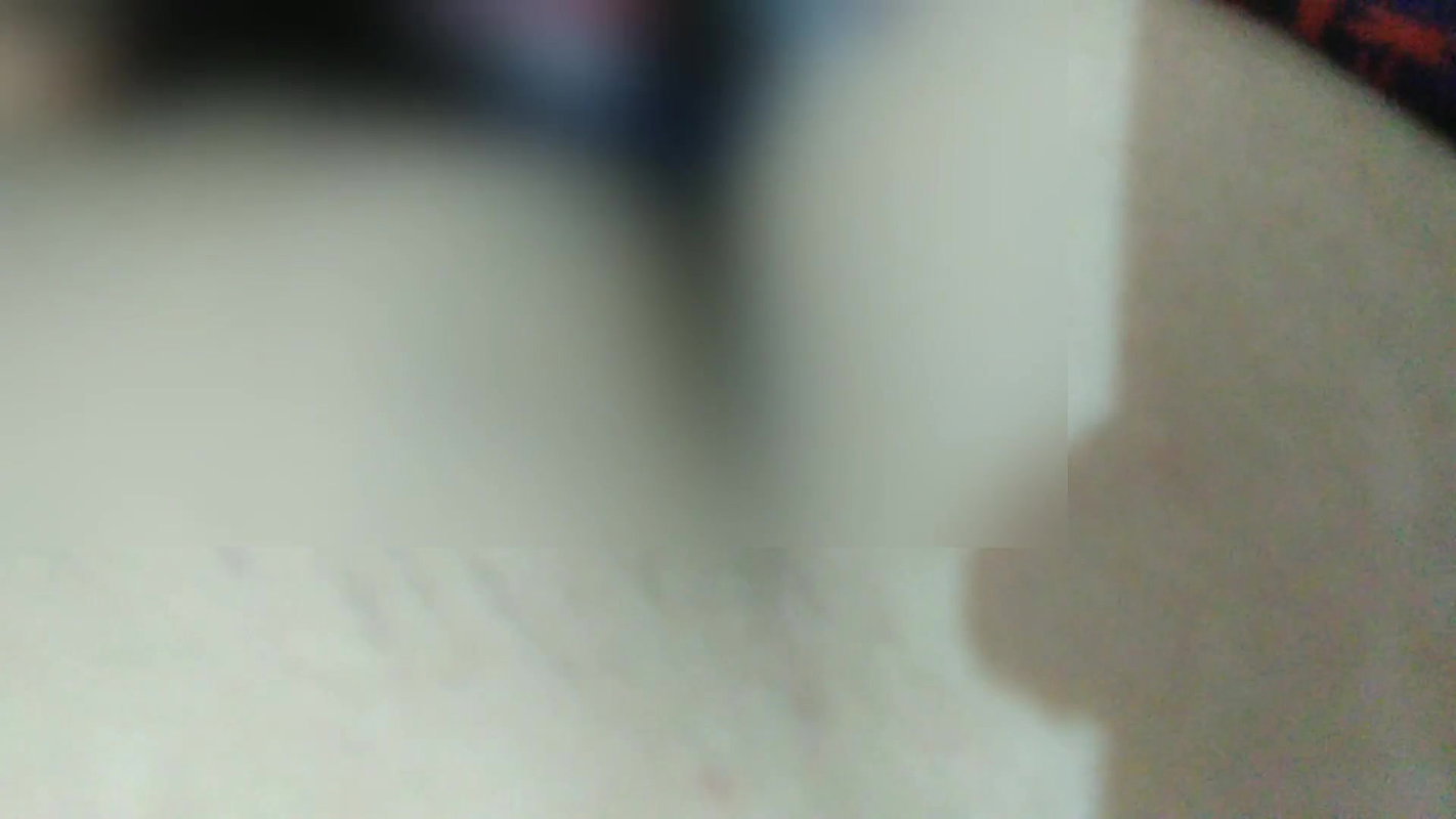 Raat ko sote waqt horney wife ka chut chata.