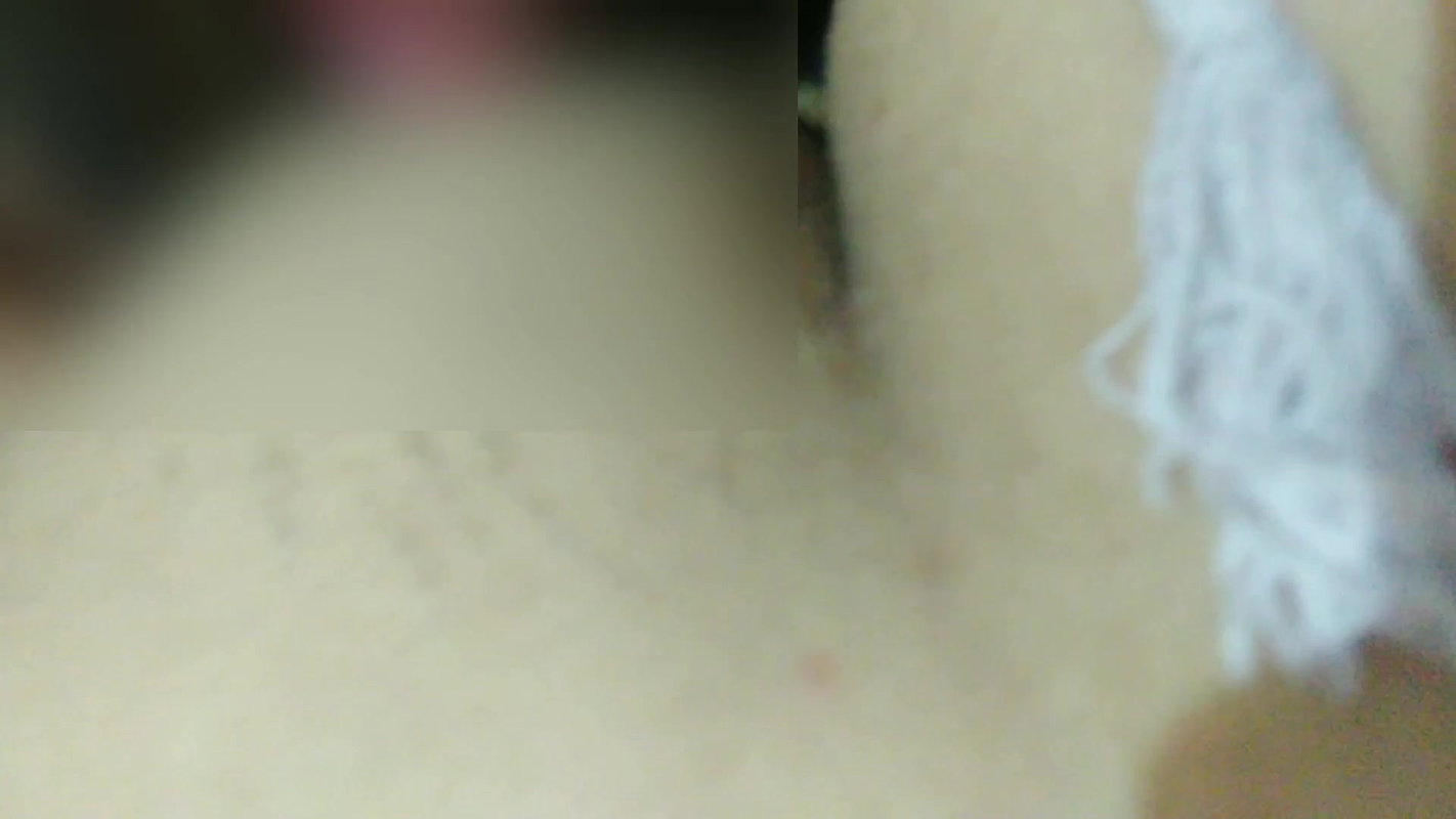 Raat ko sote waqt horney wife ka chut chata.