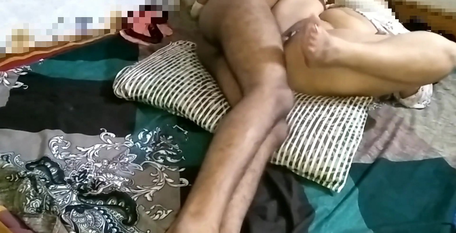 Raat ko sotey waqt bhabhi ko pela.