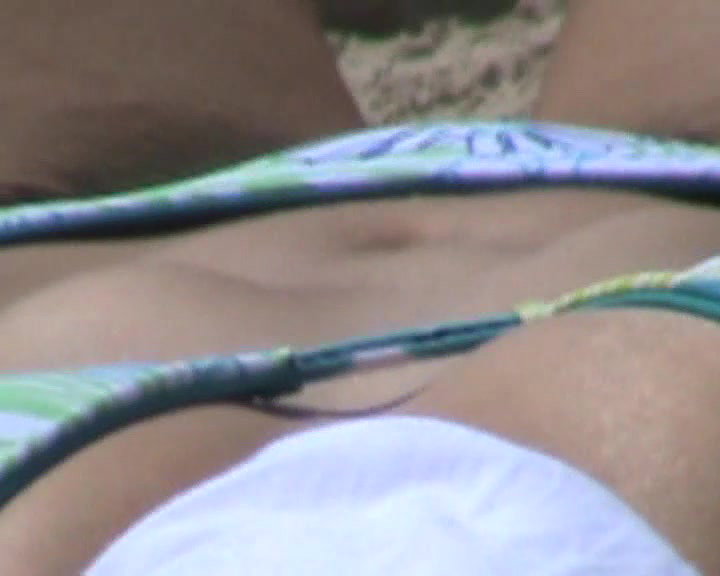 Amateur beach wife blowing in public_11343170