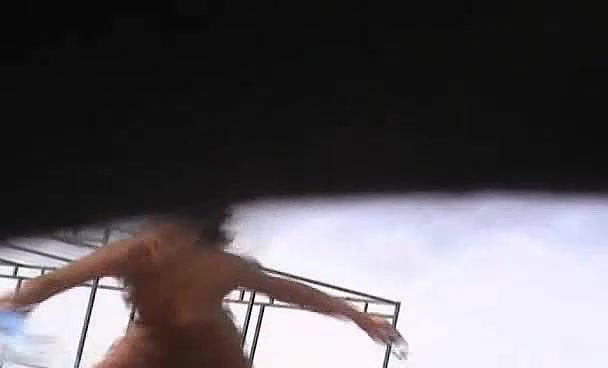 At the beach my stepmother shaves her pussy to put on a bikini and shows off_16c411c6