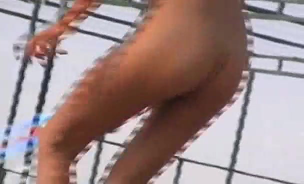 At the beach my stepmother shaves her pussy to put on a bikini and shows off_16c411c6